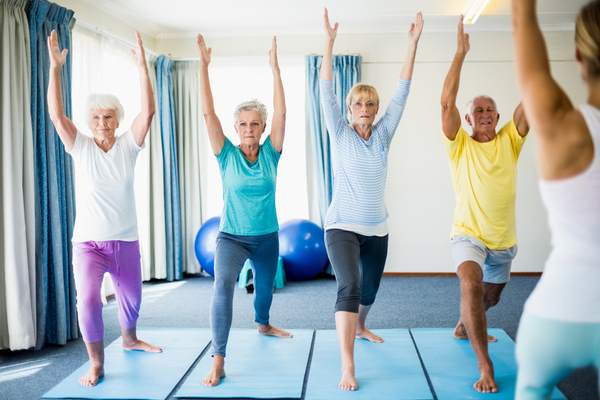 Yoga per anziani contro dolori