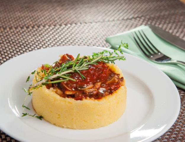 polenta con sugo di funghi