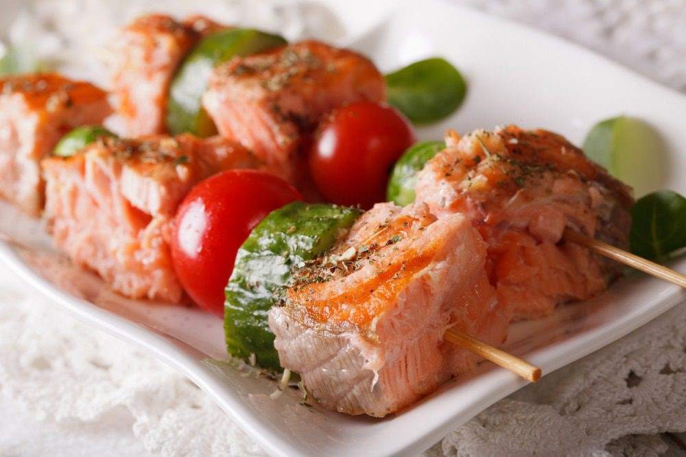 Spiedini di salmone al forno con verdure: un piatto estivo ...