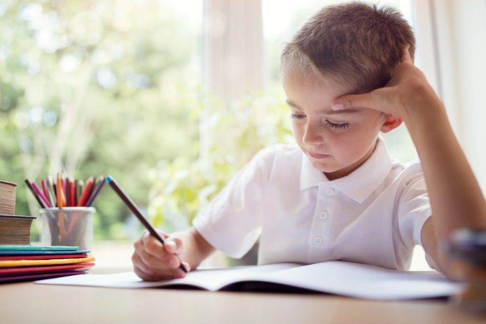 bambino che fa i compiti