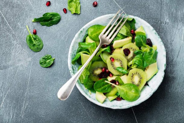 insalata con kiwi, melagrana e spinaci