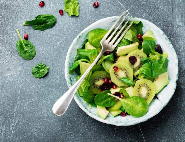 insalata con kiwi, melagrana e spinaci