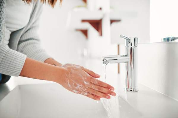 donna che lava le mani