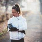 donna che si prepara per la corsa