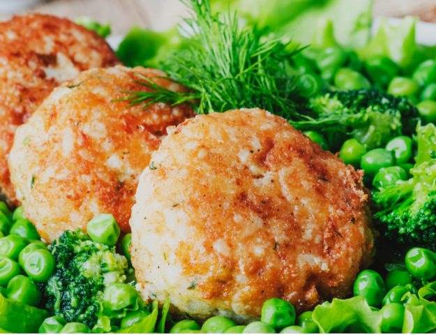 Polpette di salmone con contorno