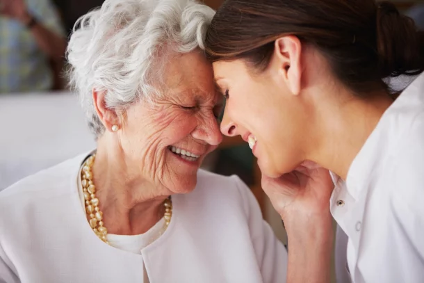 donna anziana e sua figlia sorridono