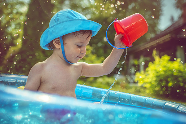 Per prevenire il colpo di calore nei bambini, è fondamentale assicurarsi che si idratino adeguatamente e che si riparino dal sole