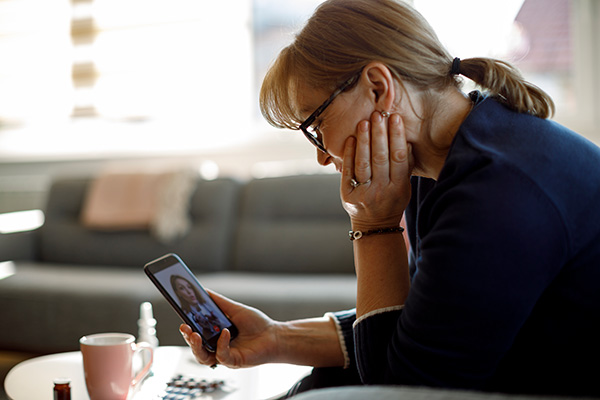 La telepsicologia offre diversi vantaggi che vanno oltre la comodità di ricevere un supporto direttamente a casa propria