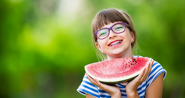 Una polizza sanitaria odontoiatrica copre una vasta gamma di servizi per la salute dei denti, come: panoramica, pulizia, otturazione, estrazione, devitalizzazione dei denti, impianti e apparecchi dentali