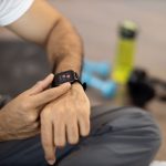 Gli smartwatch sono in grado di monitorare costantemente una vasta gamma di parametri vitali, aprendo nuove frontiere nella telemedicina.