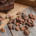 Il cioccolato fondente, con il suo gusto intenso e la consistenza vellutata, offre numerosi benefici per la salute, soprattutto se con un’alta percentuale di cacao (come il cioccolato 100% fondente).