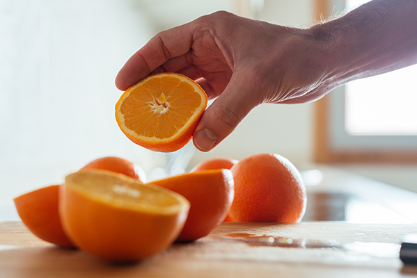 Alcuni nutrienti sono particolarmente importanti per sostenere l’energia durante l’inverno, come: i cereali integrali e gli alimenti ricchi di fibre, le proteine, i grassi sani, le vitamine e i sali minerali, inclusa la vitamina C.