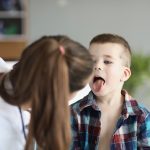 Bambino con mal di gola e tosse secca alla visita pediatrica