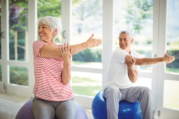 La ginnastica dolce offre numerosi vantaggi per la salute articolare: riduce il dolore e le rigidità, migliora la flessibilità e la mobilità articolare e rafforza i muscoli del supporto articolare, migliorando equilibrio e coordinazione.