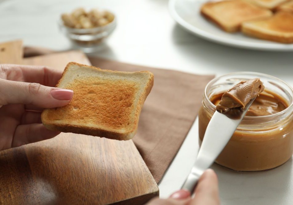 Crema spalmabile al burro di arachidi su fette biscottate