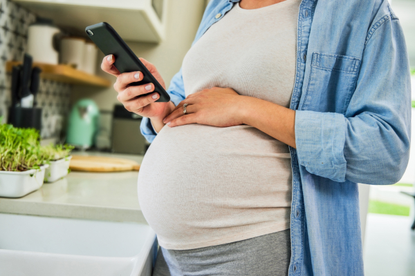 Donna in gravidanza nella vita quotidiana impegnata nella salute e nel benessere di sé e del bambino