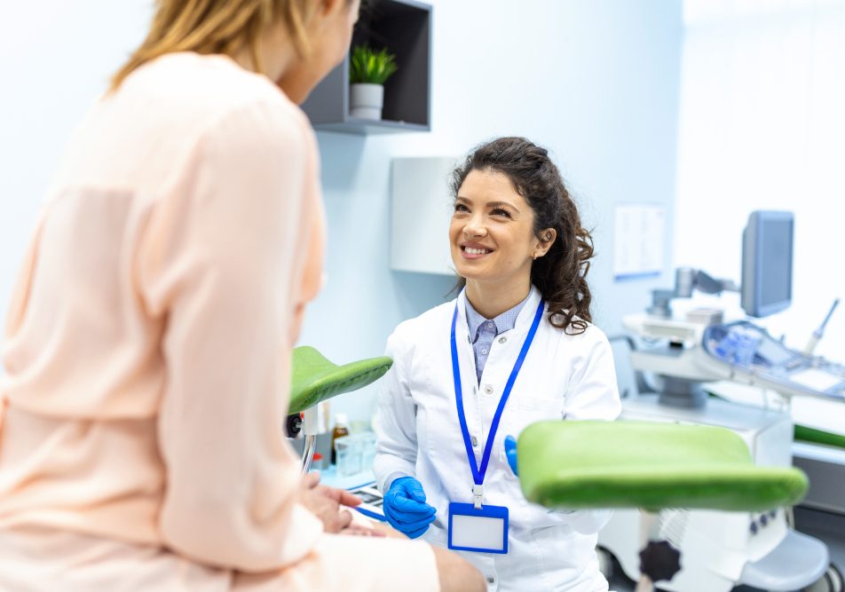 Giovane donna, in visita dalla ginecologa, che si sottopone allo screening del pap test