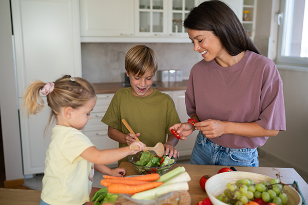 Insegnare ai bambini a mangiare con consapevolezza può contribuire a instaurare un rapporto sano con il cibo e a prevenire problemi di peso e disturbi alimentari.