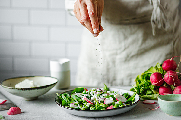 Preparazione e condimento di un’insalata di ravanelli estiva