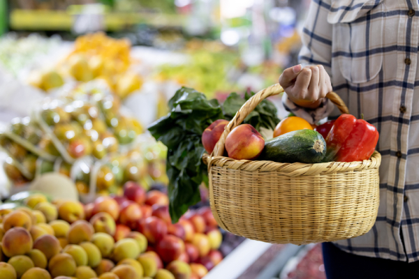 Fare la spesa in modo intelligente, scegliendo prodotti freschi e non trasformati.