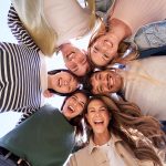 Amici che sorridono rilasciando la serotonina nel cervello