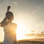 Giovane donna che celebra la salute femminile, combattendo l’endometriosi