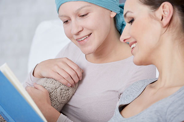 Donna sottoposta a cure oncologiche in un momento di relax e di supporto informativo