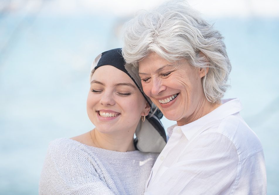 Nonna abbraccia nipote che soffre di tumore
