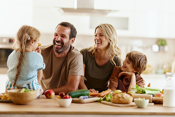 Famiglia che mantiene una pelle sana e protetta dalla scabbia adottando una dieta equilibrata