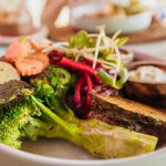 Primo piano di un piatto ricco di verdure, germogli tuberi, abbondanti in sali minerali