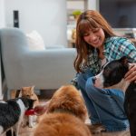 Donna con gatti e cani affetti da dermatite provocata dalla Malassezia