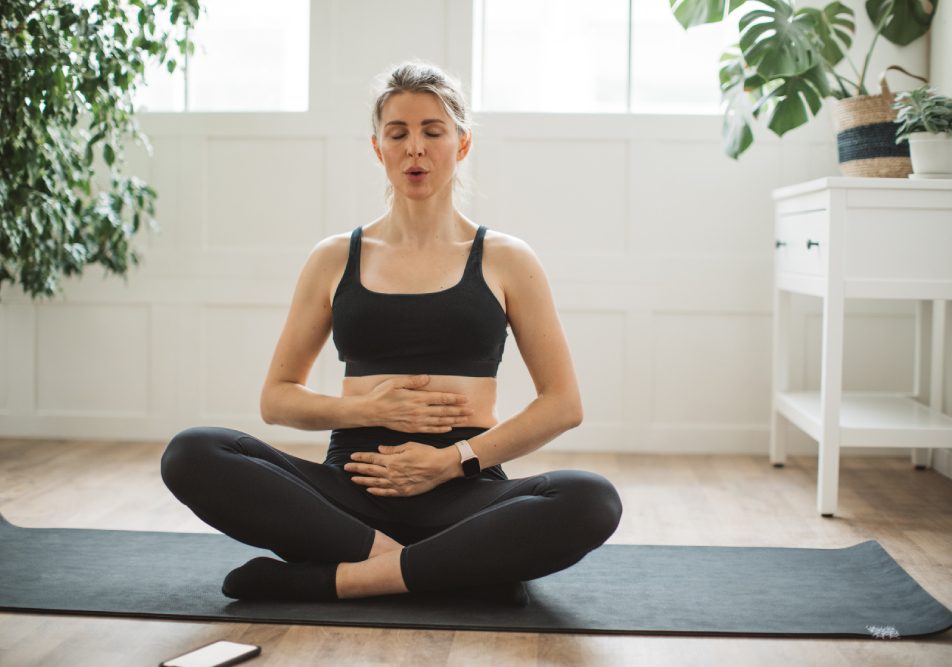 Donna in casa sua esegue il vacuum addominale