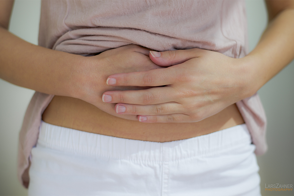 Dolore alla bocca dello stomaco: cause, sintomi e rimedi naturali