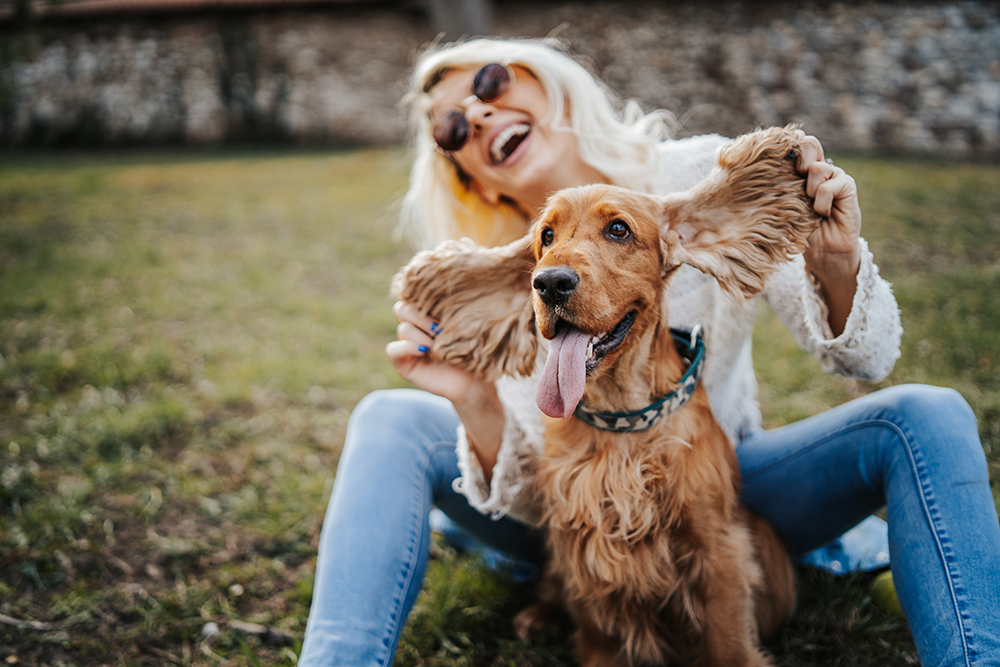 Otite nel cane: trattamento con amoxicillina e Augmentin 31 Padrona felice al parco insieme al suo cane, in cura per l’otite con Augmentin