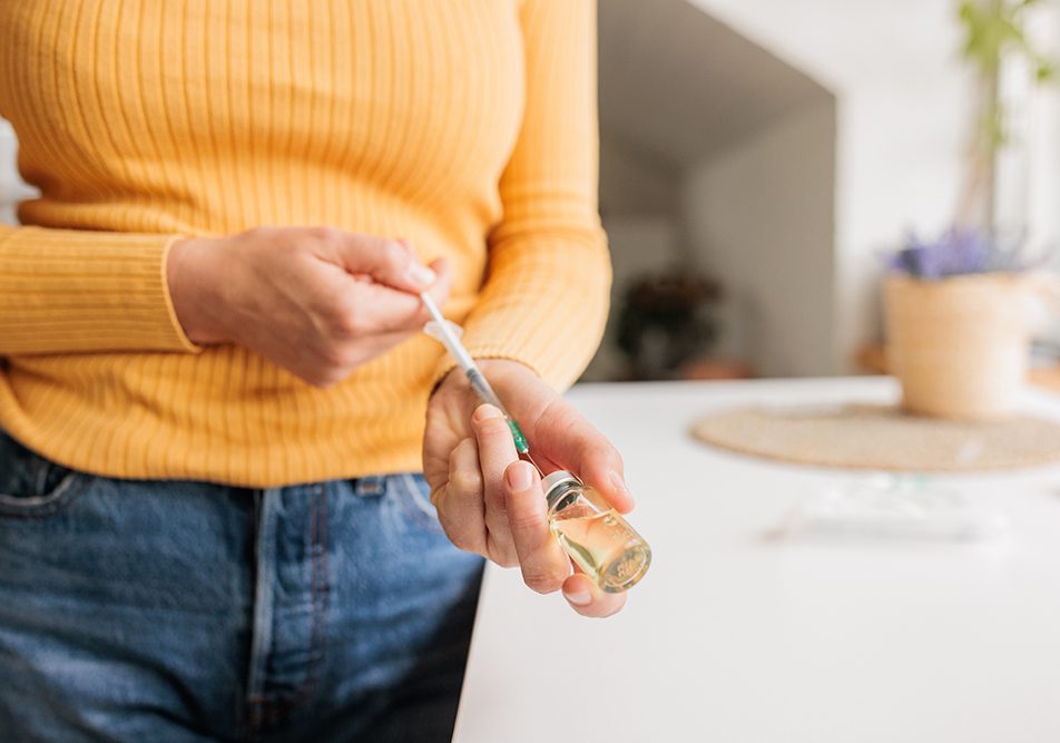 Donna che somministra una puntura sottocutanea di morfina, i cui effetti positivi riguardano i dolori di tipo moderato-severo