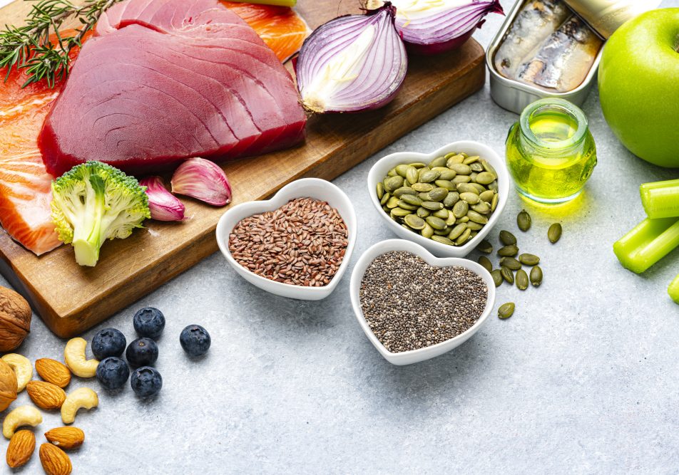 Tavola ricca di cibo fonte di omega 3 per la salute del cuore