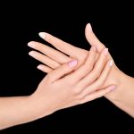 Donna si gratta le mani a causa del prurito cronico