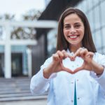 Giovane dottoressa sorride per intervento a cuore aperto riuscito