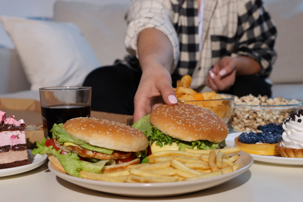 Donna segue un'alimentazione scorretta, causa del gonfiore addominale