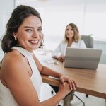 Giovane paziente durante un consulto medico che scopre le cause della sua prolattina alta