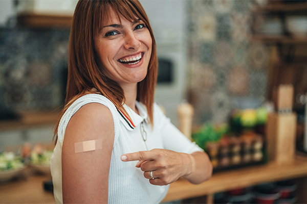 Paziente che mostra la vaccinazione contro l’epatite A e B: una forma di prevenzione anche contro la pancreatite