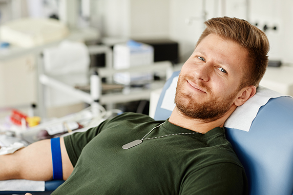 Paziente all’interno di una sala ospedaliera che svolge un’analisi dello stato di salute del fegato attraverso gli esami del sangue