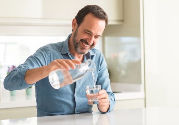 Uomo matura si idrata per il benessere del pancreas