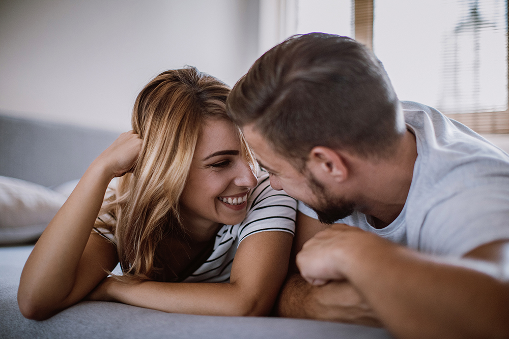 Cistite post coitale e rapporti sessuali: cause, sintomi e rimedi 31 Giovane coppia a letto che si scambia tenerezze una volta guarita dalla cistite causata dai rapporti sessuali
