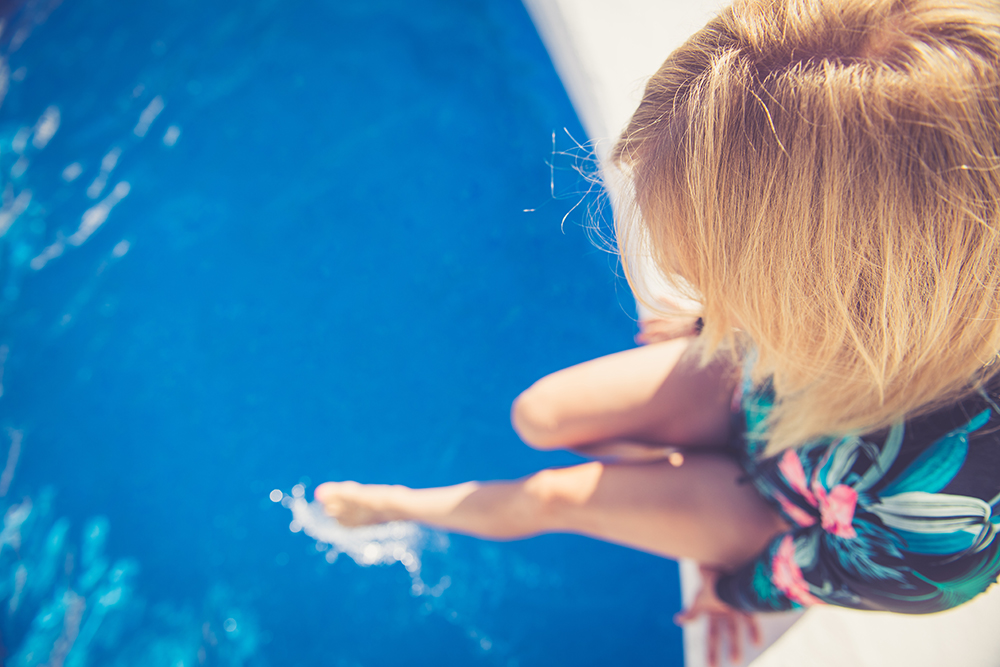 Donna che allevia i sintomi della scarsa circolazione alle gambe grazie agli effetti della piscina e ai benefici dell’acqua