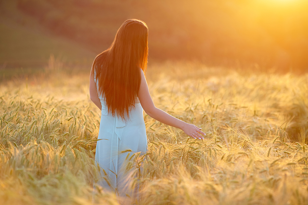 Donna mentre passeggia su un campo di grano inizia ad avvertire i sintomi dell’allergia alle graminacee