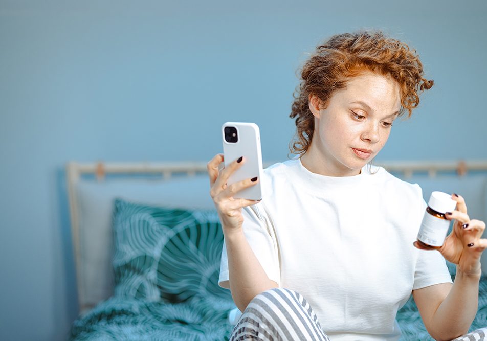 donna-ricevendo-telefonicamente-dal-medico-consulto-su-reazione-allergica-sulla-pelle Donna a letto che riceve dal medico, per via telefonica, un consulto sulla reazione allergica che sta riscontrando sulla pelle