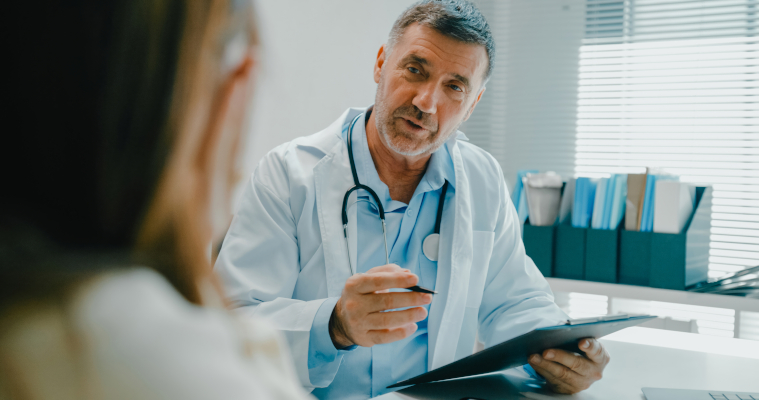 Medico prescrive test per allergie alimentari a una sua paziente