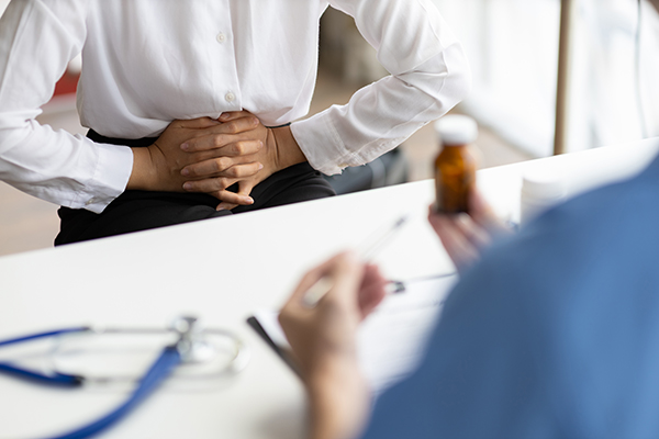 Paziente che soffre di neoplasia intestinale, presso lo studio medico dell’oncologo, riceve la prescrizione di una terapia mirata a base di farmaci