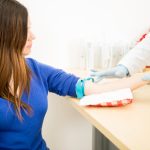 Donna esegue analisi sangue emocromo che in caso di tumore possono rivelare anomalie